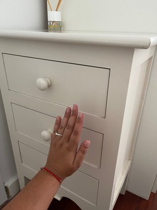 Mesita de noche de madera blanca