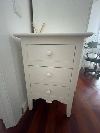 Mesita de noche de madera blanca