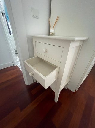 Mesita de noche de madera blanca
