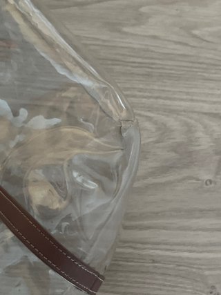 Bolsa de playa transparente con detalles de piel