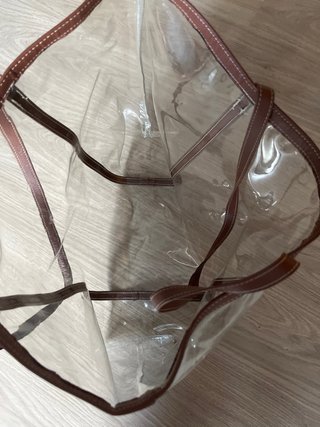 Bolsa de playa transparente con detalles de piel