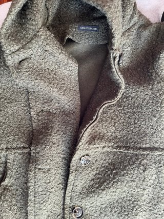 Chaqueta con capucha verde oliva