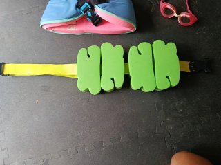 Kit natación niño/a. Chaleco, cinturón y gafas.