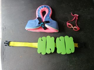 Kit natación niño/a. Chaleco, cinturón y gafas.