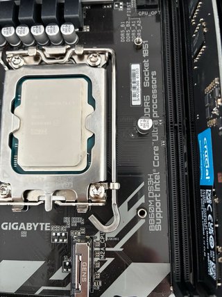 Combo intel Ultra 5 225 + placa gigabyte b860m+ram