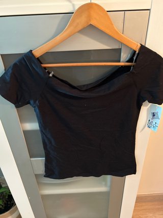 Camiseta negra escotada mujer
