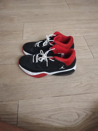 Botines Jordan Negros y Rojos