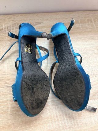 Zapatos tacón azules mujer y bolso fiesta