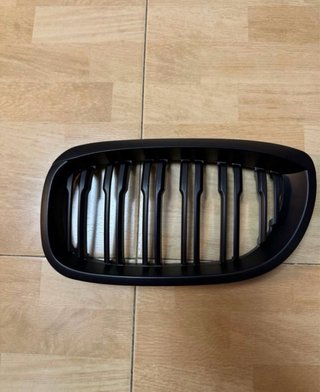 NUEVA! Parilla frontal BMW E46 serie 3 negra mate