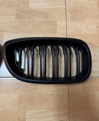 NUEVA! Parilla frontal BMW E46 serie 3 negra mate