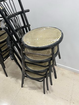 9 Sillas de Metal y Rattan Negras
