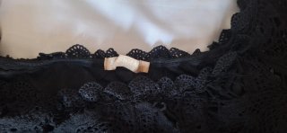 Vestido negro encaje hombros descubiertos