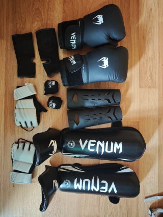 Pack Venum: Guantes, Espinilleras y Más