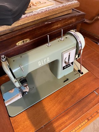 Máquina de coser Alfa antigua