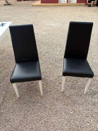 Mesa blanca moderna con sillas