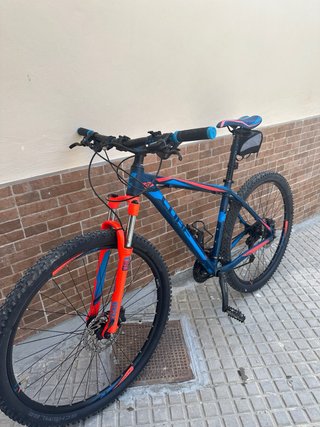 Bicicleta MTB Rockrider y casco