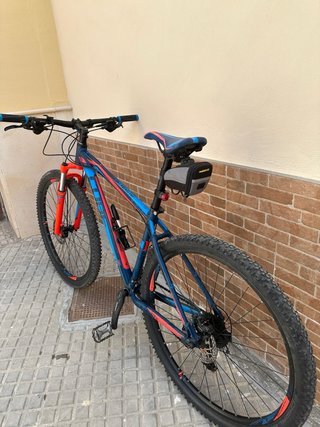 Bicicleta MTB Rockrider y casco