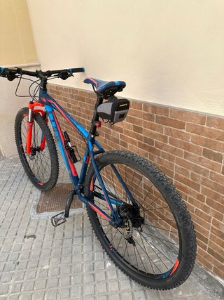 Bicicleta MTB Rockrider y casco