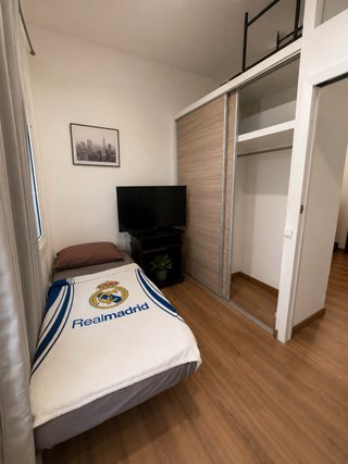 Habitación completa con armario y TV