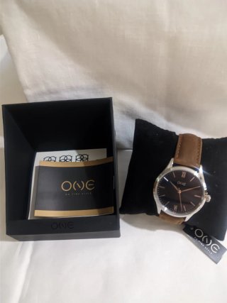 Reloj One Elegante Hombre Marrón y Plateado