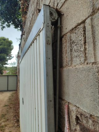 Puerta de garaje batiente manual. 300x227