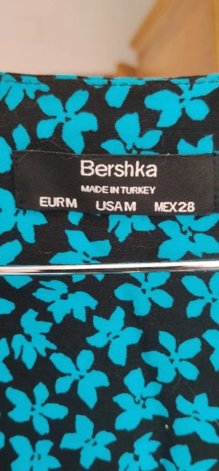 Camisa Bershka flores azules talla M
