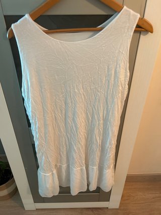 Vestido blanco sin mangas con volantes