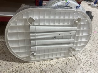 Mesa de exterior ovalada de plástico