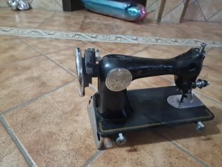 Máquina de coser Alfa antigua