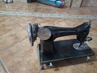 Máquina de coser Alfa antigua