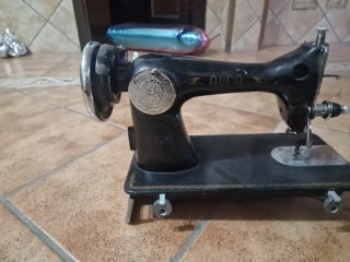 Máquina de coser Alfa antigua