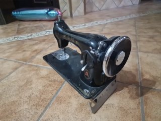 Máquina de coser Alfa antigua