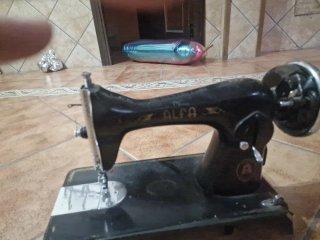 Máquina de coser Alfa antigua