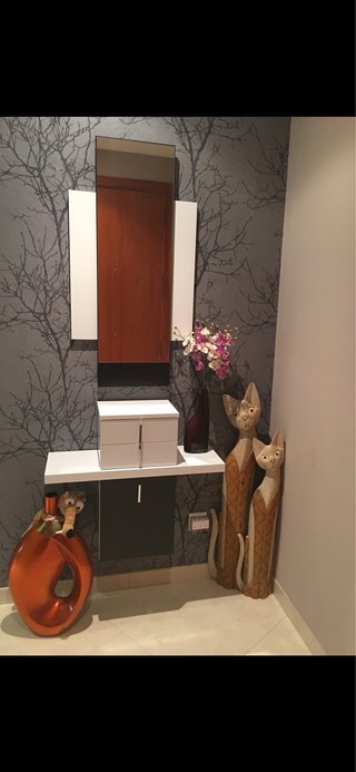 Recibidor moderno blanco y gris con espejo