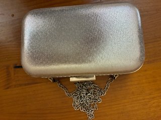 Bolso de fiesta plateado con cadena