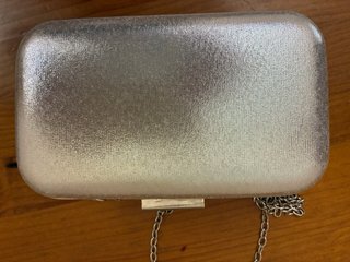 Bolso de fiesta plateado con cadena