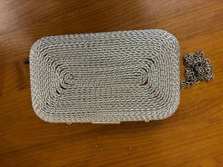 Bolso de fiesta plateado con cadena