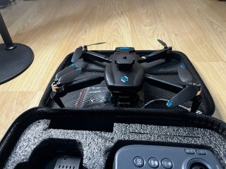 Dron plegable negro y azul