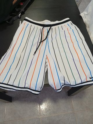 Pantalón corto basket Nike rayas multicolor
