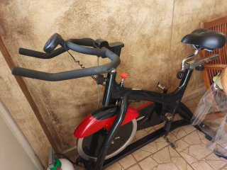 Bicicleta Estática Negra y Roja