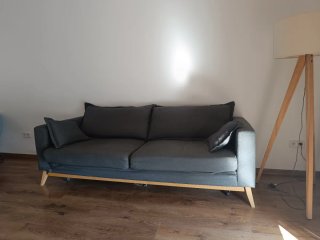 Sofá 3 plazas gris tela y madera
