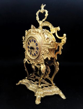 Maravilloso reloj mecánico antiguo con péndulo