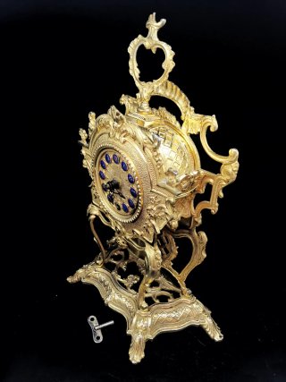 Maravilloso reloj mecánico antiguo con péndulo