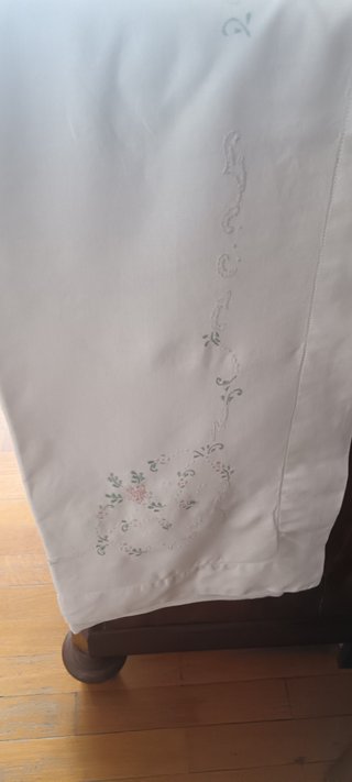 Lenzuola artigianali in lino ricamato