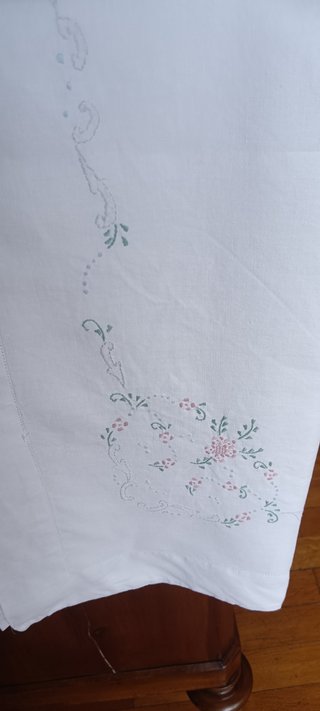 Lenzuola artigianali in lino ricamato