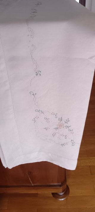 Lenzuola artigianali in lino ricamato