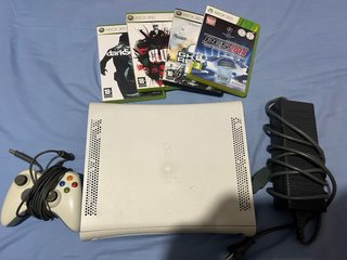 Xbox 360 con 3 juegos y mando