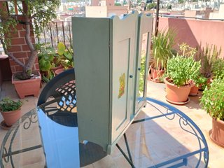 Armario de juguete antiguo para muñecas