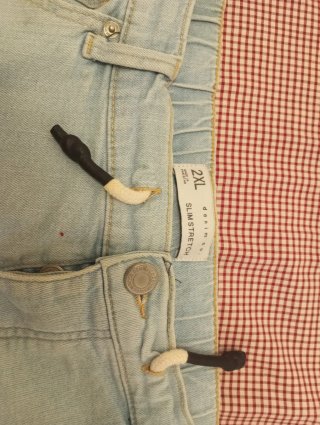 Pantalón vaquero corto moderno desgastado