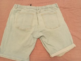 Pantalón vaquero corto moderno desgastado
